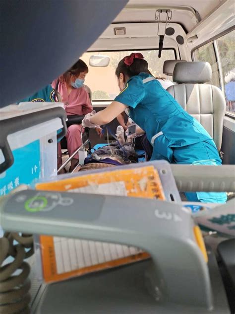 【最河南】带娃旅游过儿童节突发心脏病 交警和医护人员高速上紧急救助-大河网