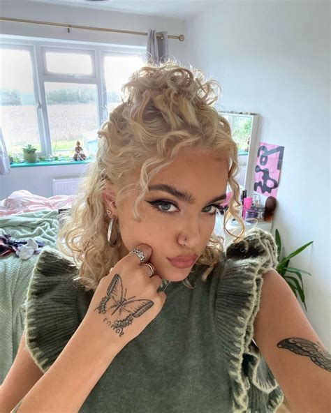Short Curly Blonde Hair