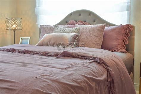 卧室床铺上放着几个布艺枕头高清图片下载-正版图片304296468-摄图网