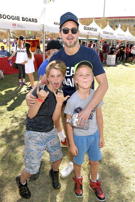 Matt with 2 of his sons (1017) | Matt bomer kids, Matt bomer, Matt ...