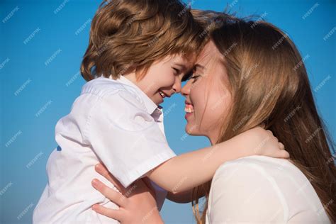 Madre abrazo retrato de madre e hijo abrazando madre abrazando y ...