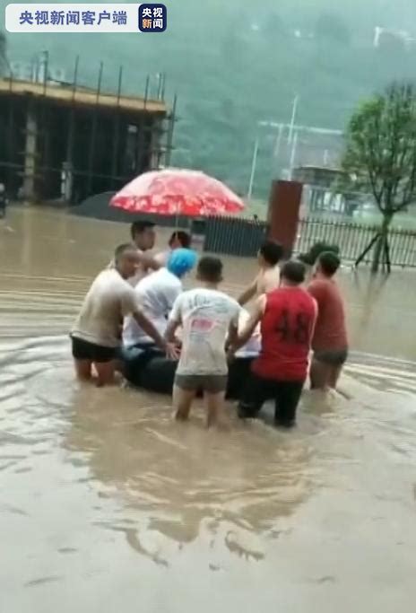 云南一产妇洪水中在轮胎上成功分娩，众人水中推行一度被淹