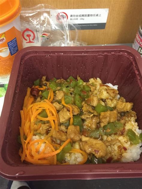 高铁、火车盒饭有什么差别？网友：这也难吃，那也很难吃的差别！