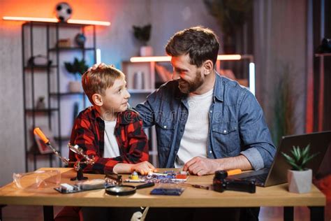 Rezultat imagine pentru Making Simple Circuit