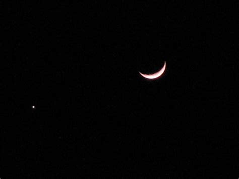 双星伴月又称“金木合月”，是指金星、木星和月球同时出现在夜空中|双星伴月|金星|木星_新浪新闻