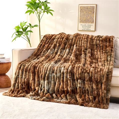 Amazon.com: Viviland Faux Fur Throw Blanket for Bed Couch Sofa - Soft ...