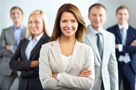 ¿Qué significa CEO, COO, CFO, CIO, CCO? Y otros puestos clave en una empresa - Emprendedor