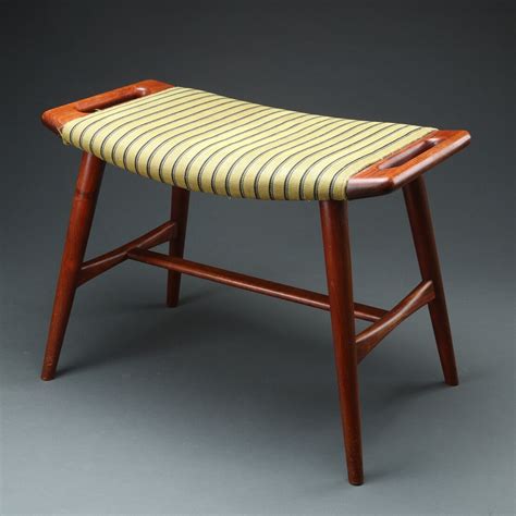 Hans J. Wegner. Klaverbænk - taburet model AP 30, teak | Lauritz.com