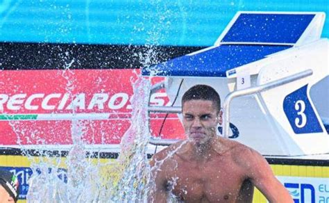 46秒86！游泳历史性时刻，百米自世界纪录被17岁小将破了_腾讯新闻