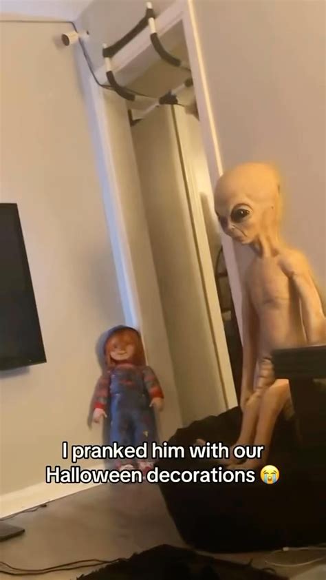 Alien Costume Scare Pranks 的图像结果
