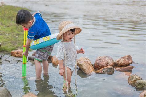 玩水的夏天夏季女孩儿童溪边吃瓜摄影图配图高清摄影大图-千库网
