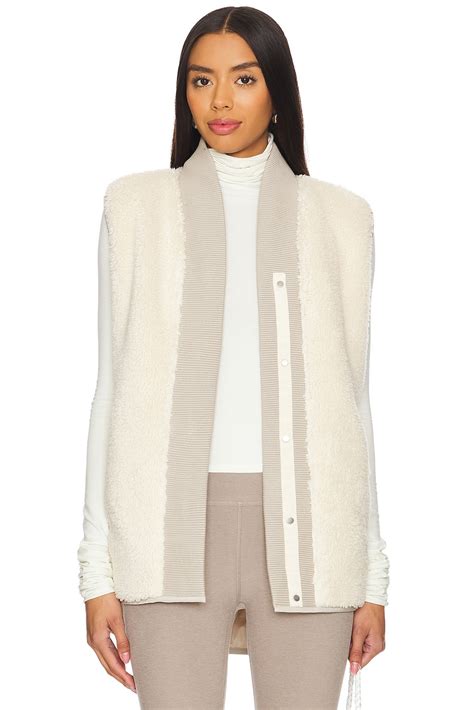 Varley Covey Reversible Quilt Gilet in Sandshell | REVOLVE