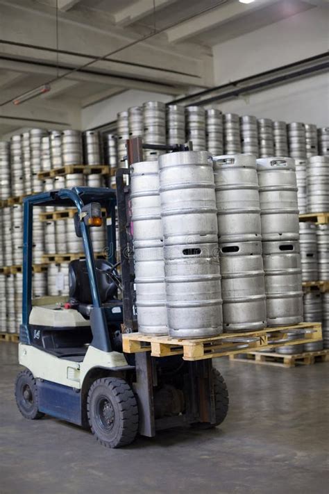 自动装卸机装货啤酒小桶在仓库啤酒厂Ochakovo 编辑类图片. 图片 包括有 铲车, 新娘, 生产, 新建 - 32482800