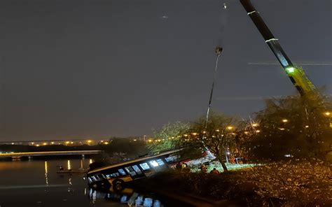 上海坠河71路公交车已打捞上岸，为新能源车辆_事故_驾驶员_人员