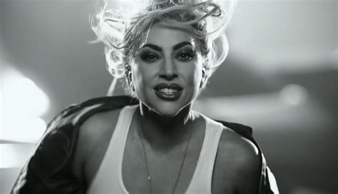 Lady Gaga lança clipe de ‘Hold My Hand’ com cenas de ‘Top Gun: Maverick ...