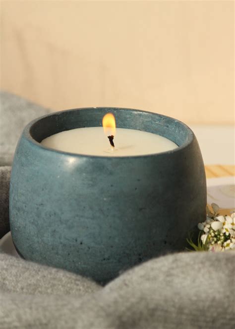 Get Corvus Oudh Candle With Wooden Lid at ₹ 800 | LBB Shop