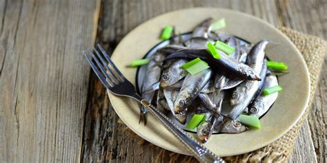 Солёная килька в домашних условиях: рецепт — Лайфхакер