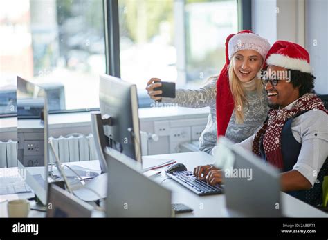 Happy People at Work 的图像结果