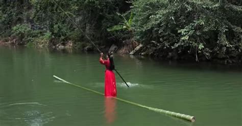 Video: Chinese artist performs dance moves on a floating bamboo pole