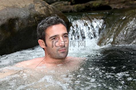一个人在天然河水中洗澡的特写镜头热水浴人物活动高清摄影大图-千库网