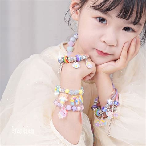 儿女送什么礼物好最新素材