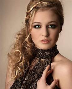 Hairstyles For Thick Curly Hair by Layered Hairstyles For Thick Wavy Hair Homecoming Hairstyles For Thick Curly Hair