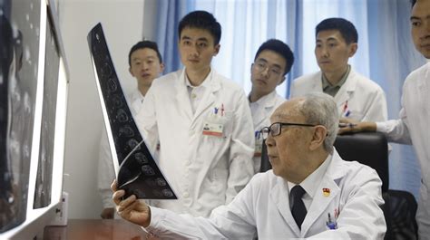 吴孟超感动中国事迹及适用话题吴孟超感动中国事迹和颁奖词简短