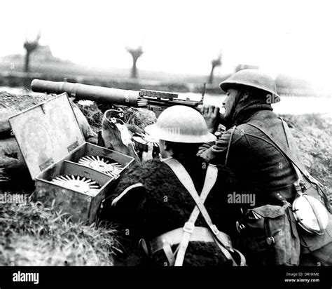 Machine gunners british army hi-res stock photography and images - Alamy