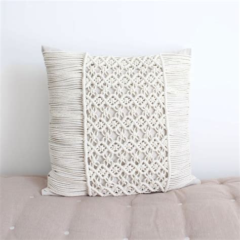 12-Inch Macrame Pillow Tutorial 的图像结果
