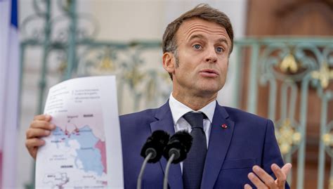 Svi komentari - Macron waved a map and shouted: "How do we explain this ...