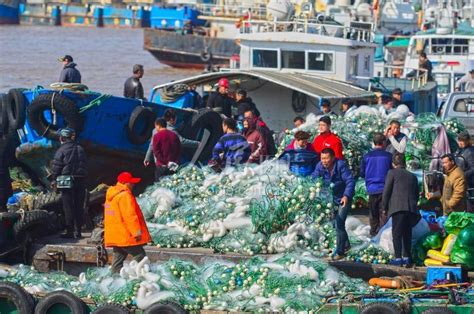 6天出海捕捞拍摄近百张舟山渔民海上作业照片——范家乐的毕业作品《05522》-浙江传媒学院新闻网