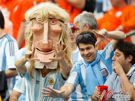 高清：阿根廷球迷做1比7手势嘲讽死敌巴西队【2】--体育--人民网