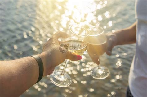在海边喝葡萄酒选择焦点自然高清图片下载-正版图片506175040-摄图网