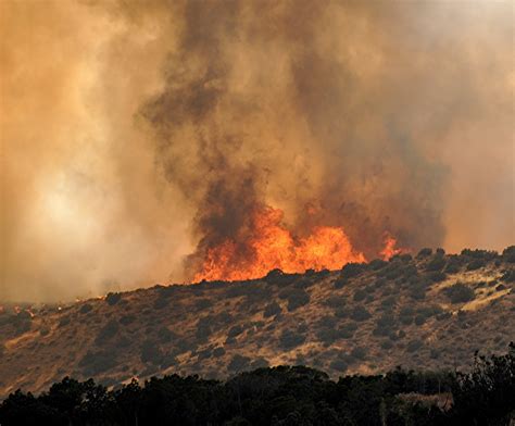 1,200-acre fire in Santa Clarita prompts evacuations; some lanes of 14 ...