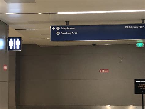 Smoking at Los Angeles International Airport (LAX), smoking area ...