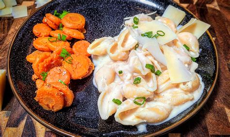 Shredded chicken alfredo conchiglie and spicy carrots. All Aldi. : r/aldi