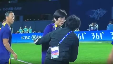 日本女足队员赛后集体向水庆霞鞠躬，水庆霞鼓掌回应-直播吧
