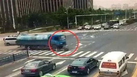 绵阳经开区一灌车与公交车相撞 致1死多人伤_大成网_腾讯网