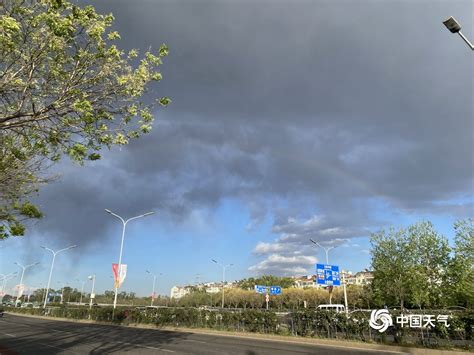 北京上空乌云飘过半晴半雨 彩虹高挂-图片频道