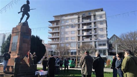 Novosti.rs | Galerija | VENCI NA SPOMENIK POBEDNIKU: U Paraćinu ...