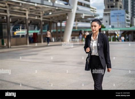 Business Women Walking 的图像结果