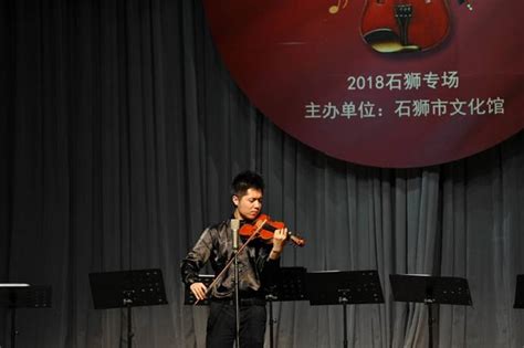华裔美女小提琴家 痛别600万元小提琴 | 新闻