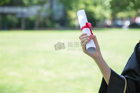 手拿毕业证高兴的女生高清图片下载-正版图片501751879-摄图网