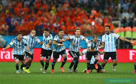 高清图：阿根廷点球淘汰荷兰 众将疯狂庆祝晋级 体育新闻 烟台新闻网 胶东在线 国家批准的重点新闻网站