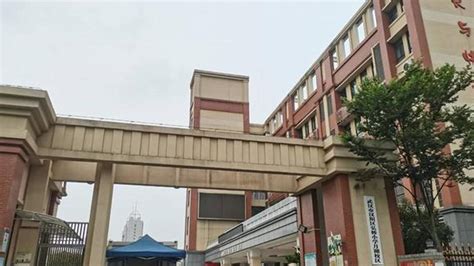 武汉校园内被撞致死小学生的母亲坠楼身亡，此前被网友指责妆容精致_腾讯新闻
