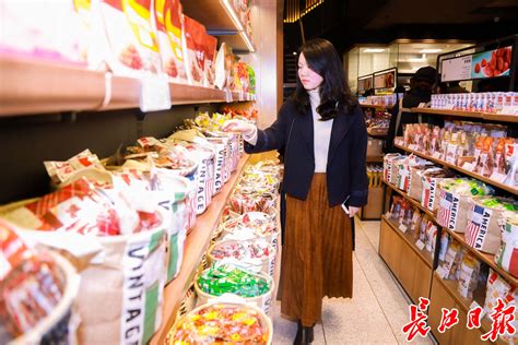 零食本色平价零食集合店为什么生意好？四方面因素助力零食店发展_美食天下