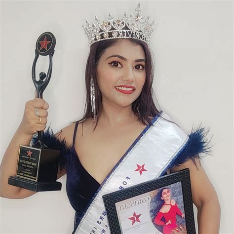 News Forever : Amrita Bisht Rawat Won Mrs Almora 2023 Crown