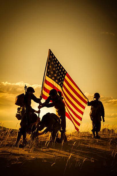 Who Held the USA Flag in the War 的图像结果