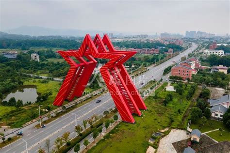 江西瑞金：五角星雕塑成红色地标-人民图片网