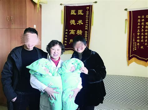 38岁女子躺四个月保胎生下双胞胎男宝终于当上妈